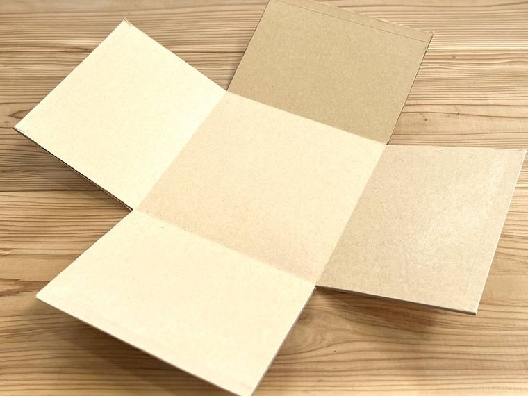 箱の4辺を切った様子