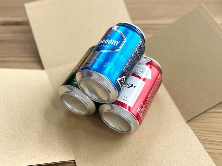 箱の中央にビールを3本貼り付けた様子