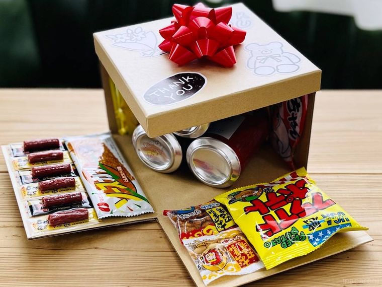 箱にビールとおつまみを貼り付けた様子
