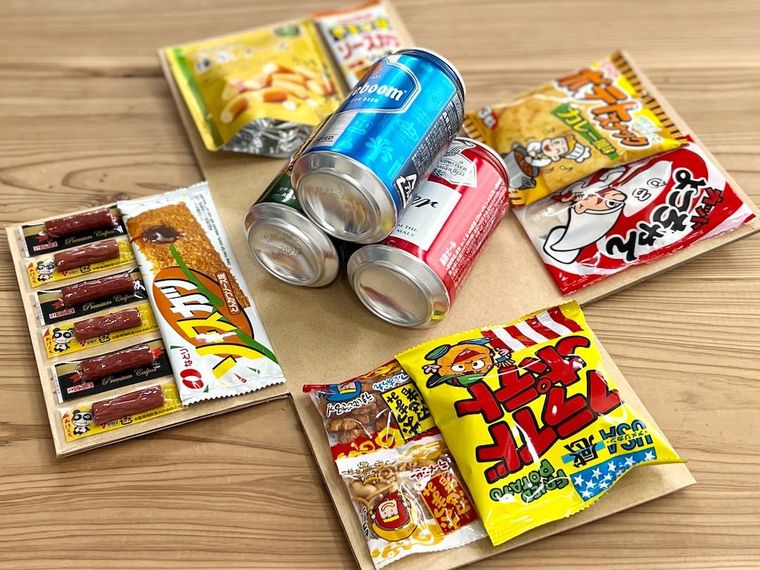 箱にビールとおつまみを貼り付けた様子