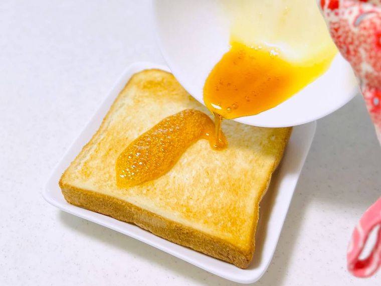トーストにカラメルをかけている様子