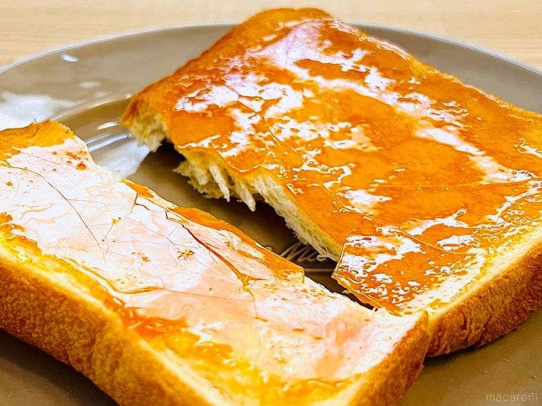 クイニーアマン風にアレンジした食パンを半分にちぎった様子