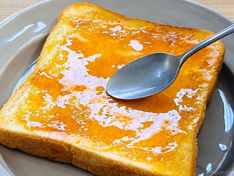 カラメルでコーティングした食パンをスプーンで叩いている様子