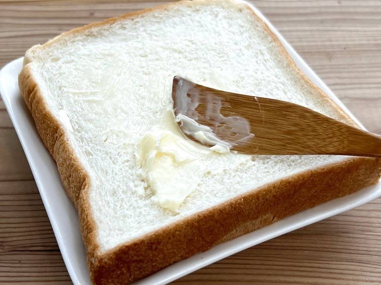 食パンにバターを塗っている様子