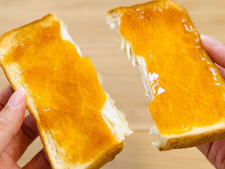 クイニーアマン風にアレンジした食パンを半分にちぎった様子