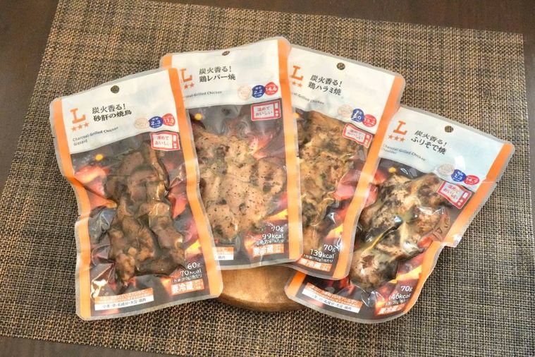 木のカッティングボードにのった鶏肉のおつまみ