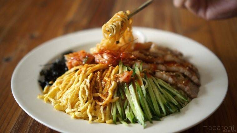 白色の皿に盛られた韓国風冷やし中華