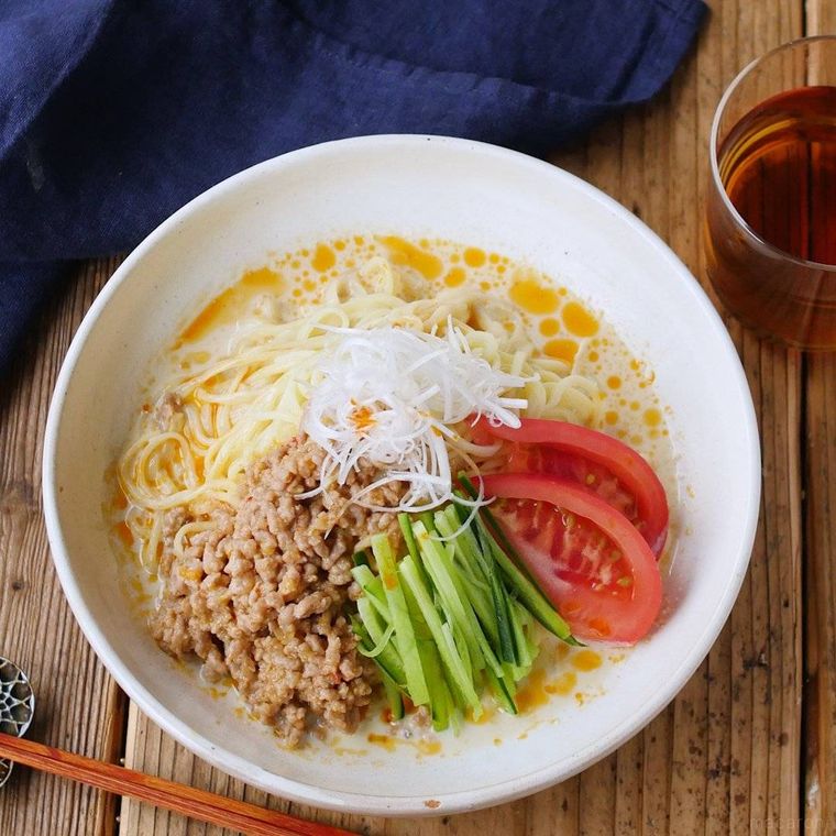 白色の器に盛られた担々麺風冷やし中華