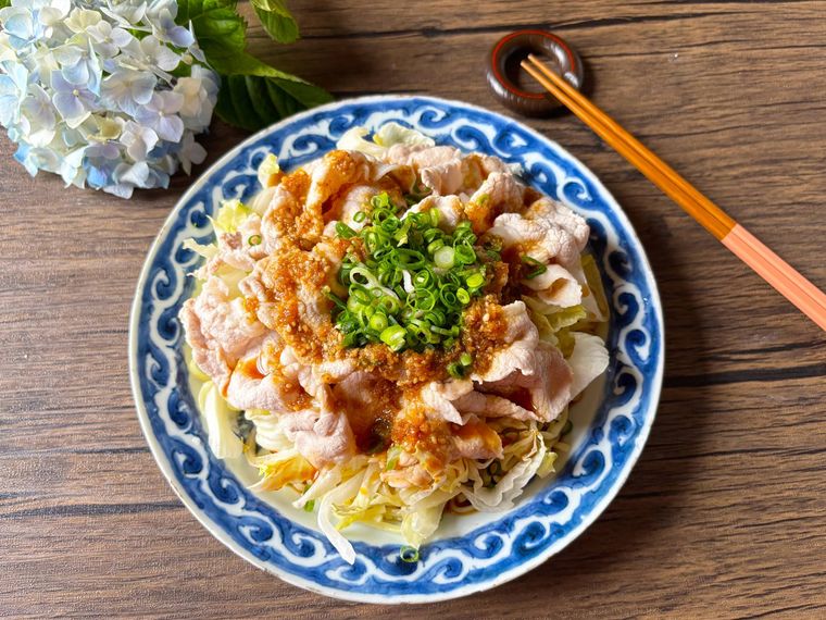 青色の皿に盛られた冷しゃぶスタミナ系アレンジの冷やし中華