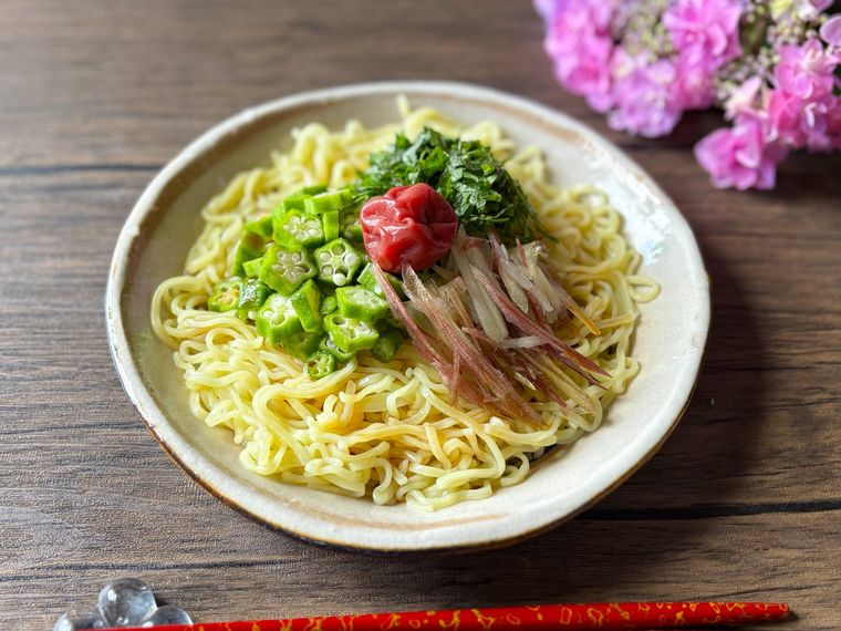 和皿に盛られた梅しそでさっぱり和風アレンジ冷やし中華