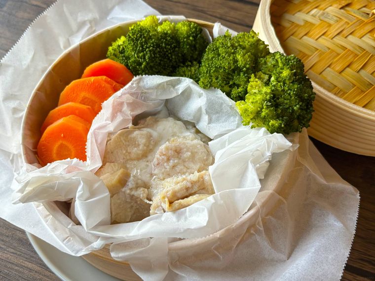 せいろで蒸した鶏むね肉とブロッコリーとにんじん