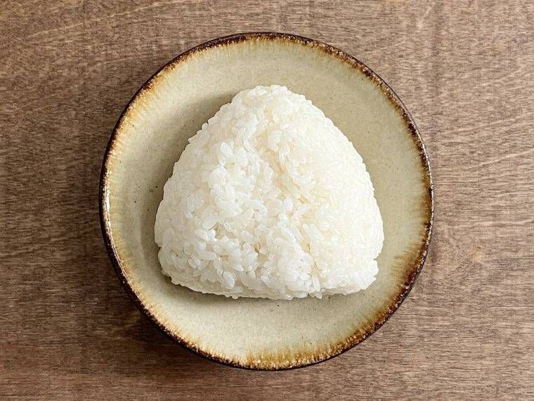 和皿に盛られたおにぎり