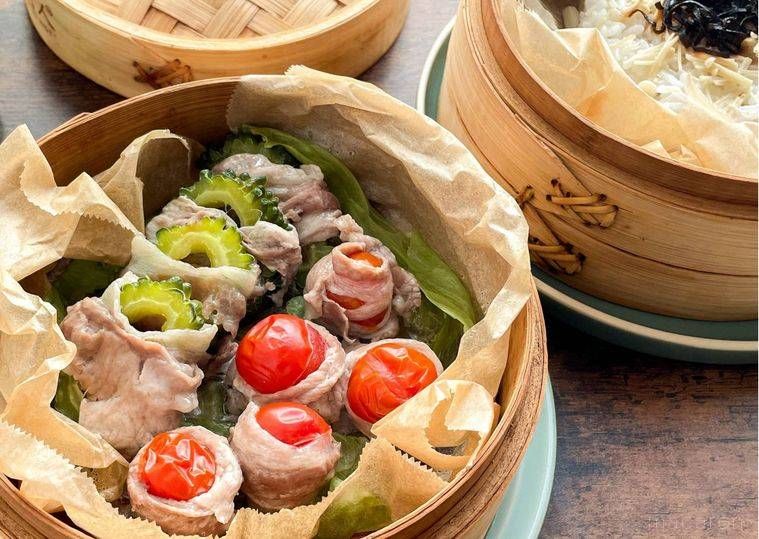 せいろで野菜や肉、ごはんを蒸した様子