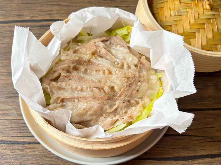 せいろで蒸した豚バラ肉、もやし、キャベツ