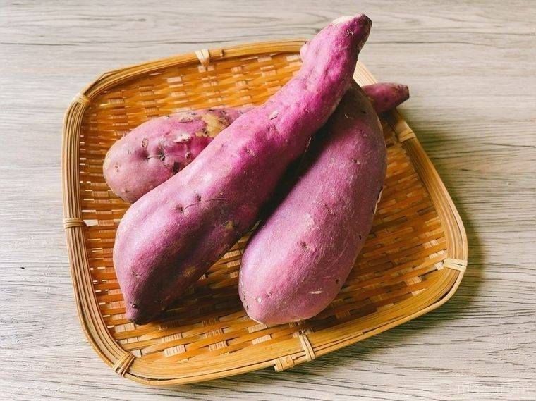 ザルにおかれたさつまいも