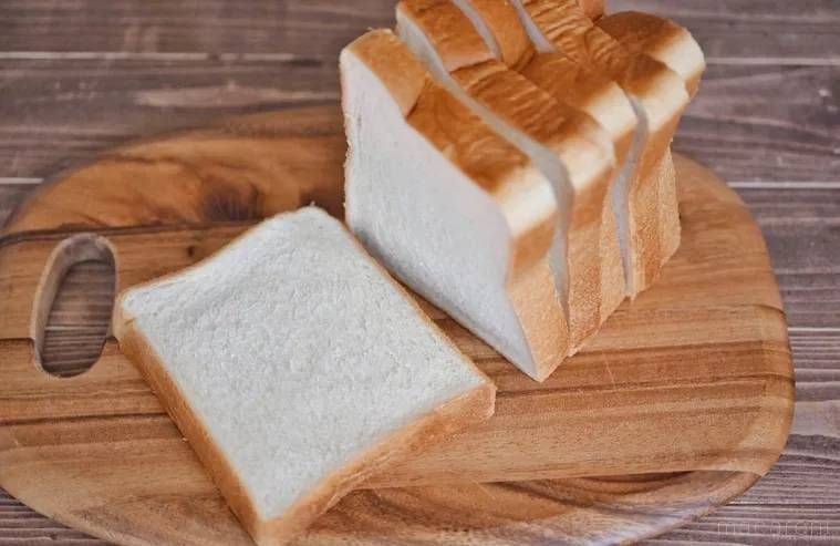 まな板におかれた食パン
