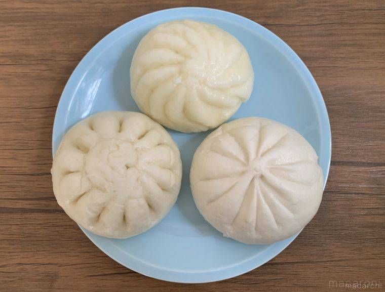 水色の丸皿に盛られた肉まん