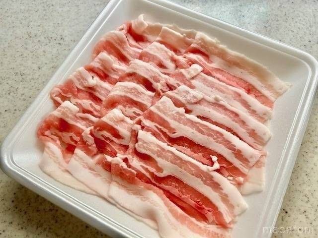 トレーに入った豚バラ肉