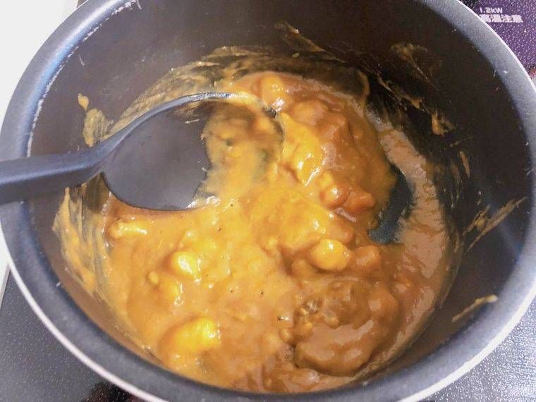 鍋でカレーを煮詰める様子