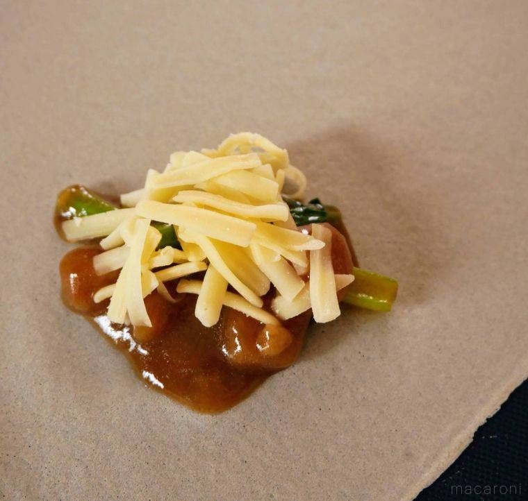 カレーにチーズをのせた様子