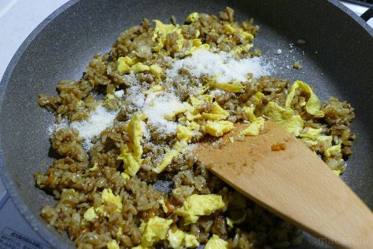 フライパンでカレーとごはん、粉チーズを炒める様子