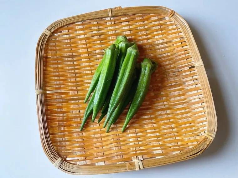 竹ザルに盛られたオクラ