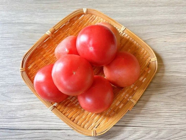 竹ザルに盛られたトマト