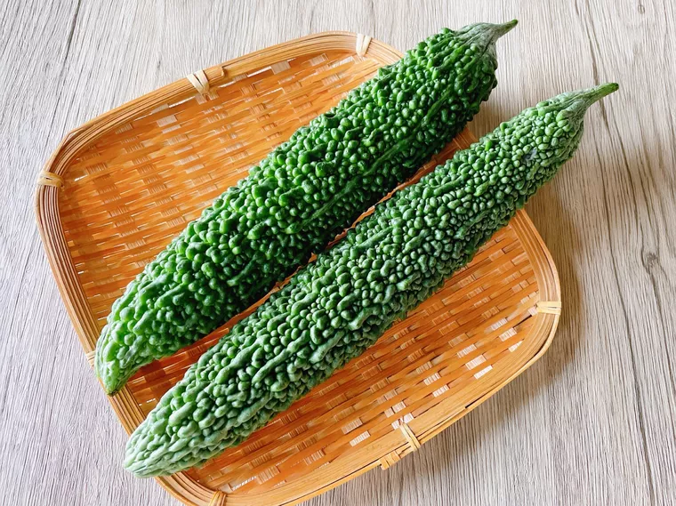 かごにのった2本のゴーヤ
