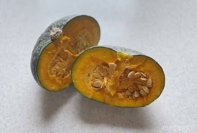 半分にカットされたかぼちゃ
