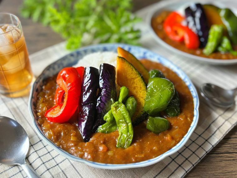 和皿に盛り付けた夏野菜カレー