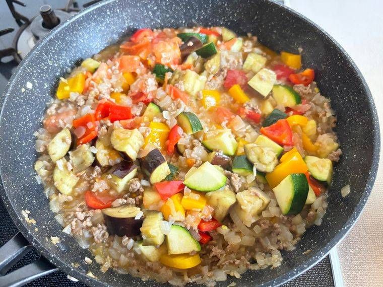 夏野菜カレーを煮る様子