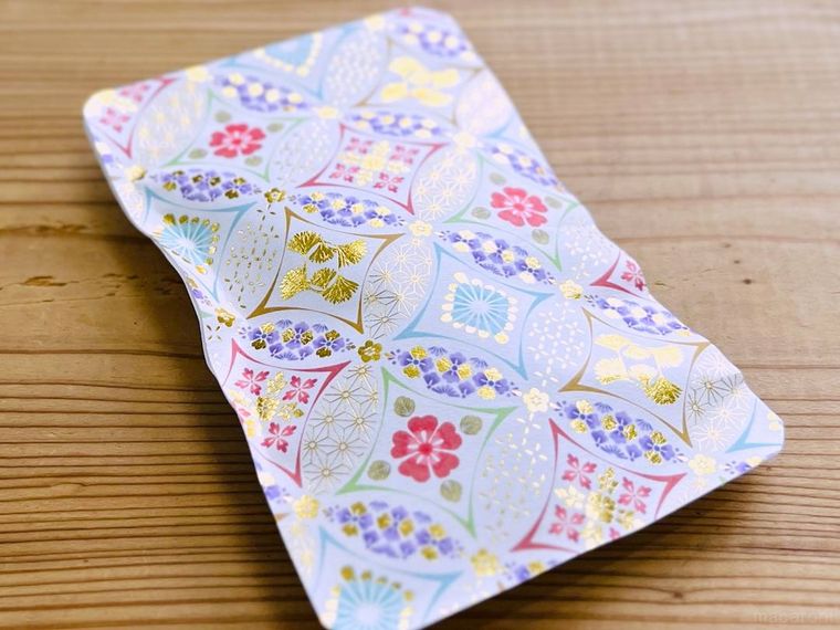 デザインペーパーとジップ付き袋で作ったラッピング袋