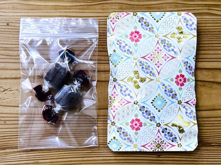 チョコレートが入ったジップ付き袋とラッピング袋を並べた様子
