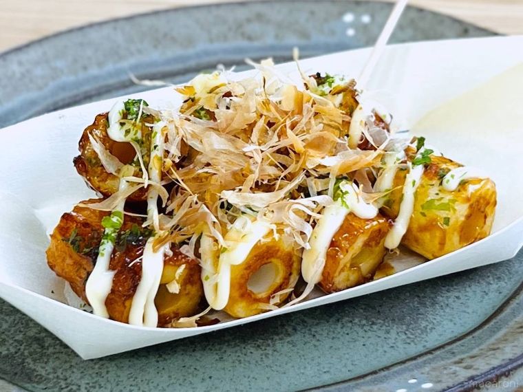 たこ焼き風にアレンジしたちくわを舟皿に盛り付けた様子