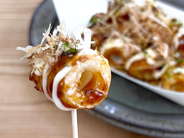 たこ焼き風にアレンジしたちくわをつまようじで刺した様子