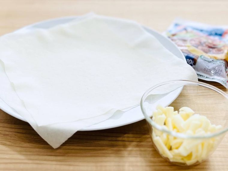春巻の皮、ミートボール、とろけるチーズ