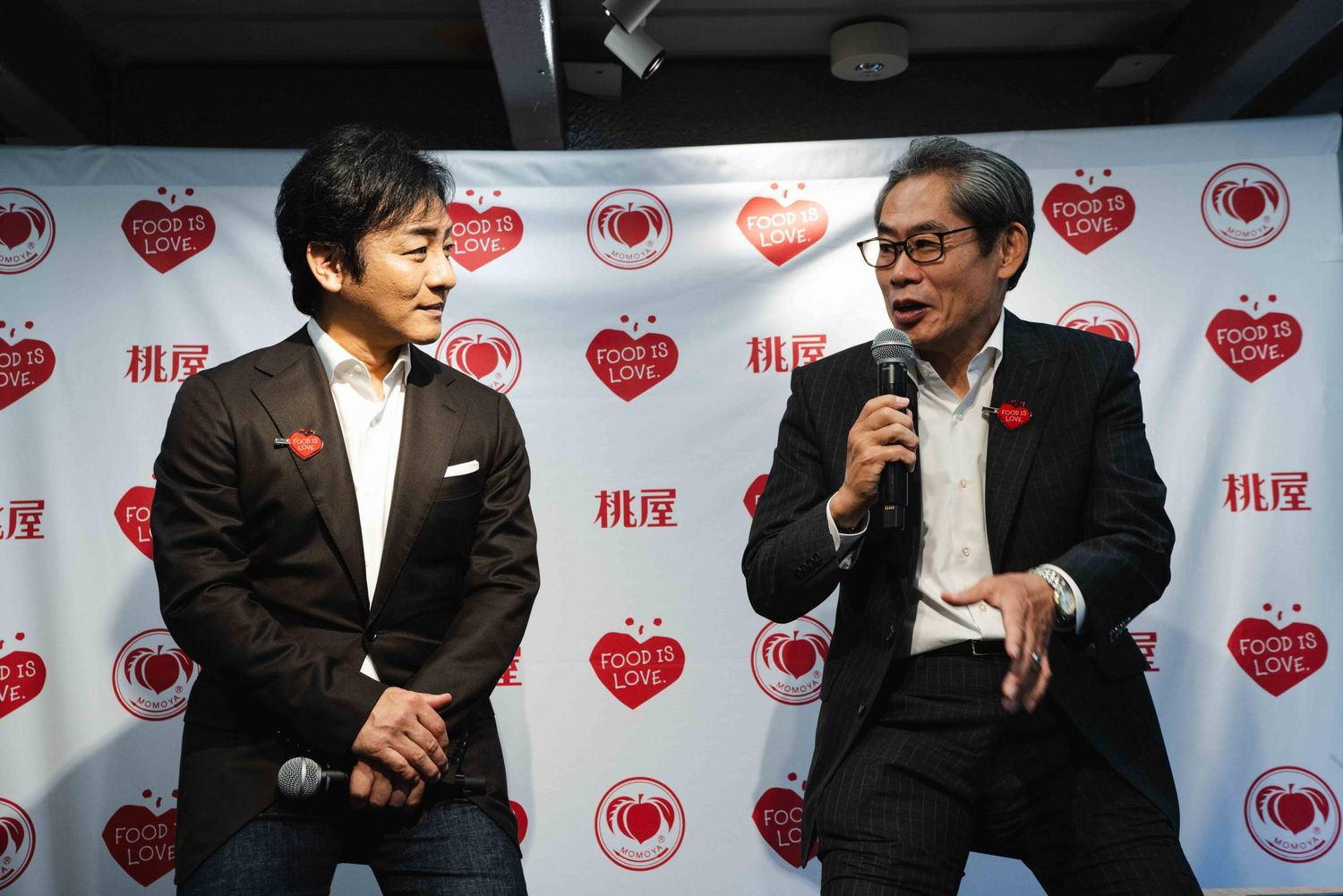 会話をする男性