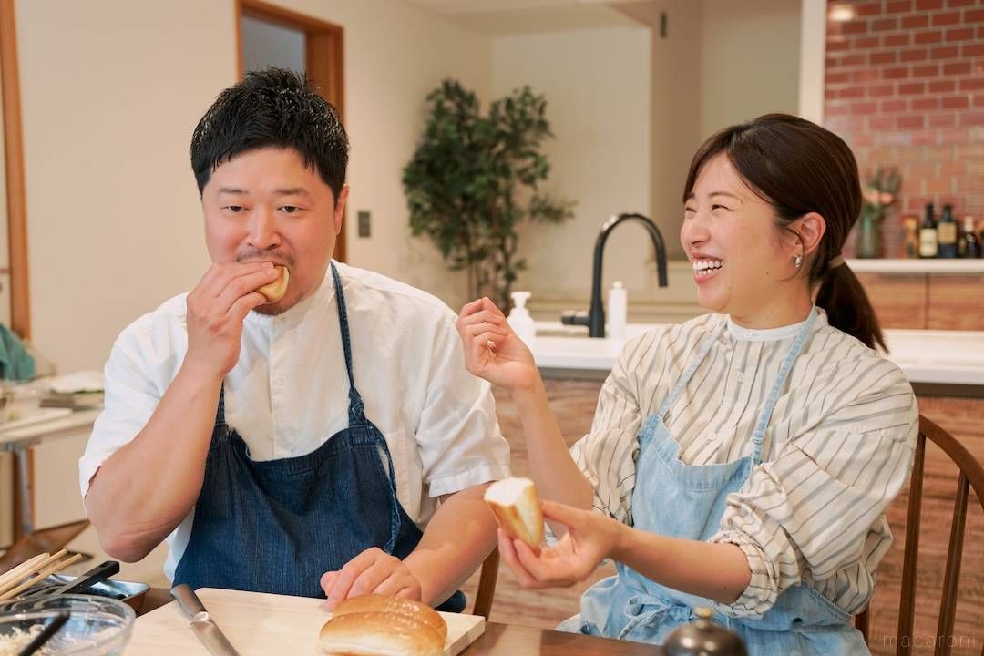 超熟ロールを食べるぐっち夫婦