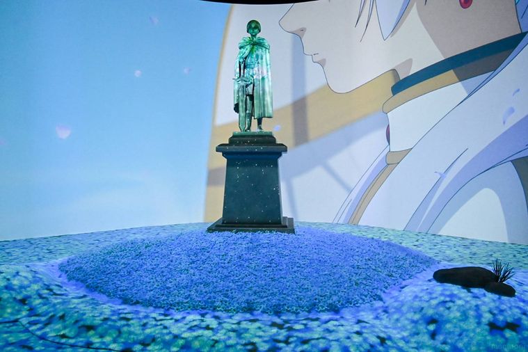 銅像と花畑
