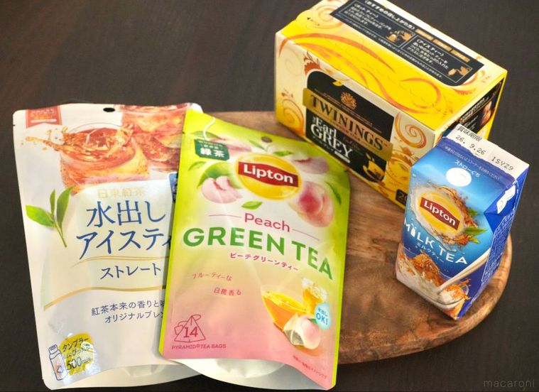 木のカッティングボードにのった紅茶関連の商品