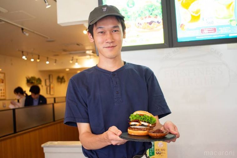 フレッシュネスバーガー生七味香る 蓮根と南瓜の黒酢あんバーガーを持っているスタッフ