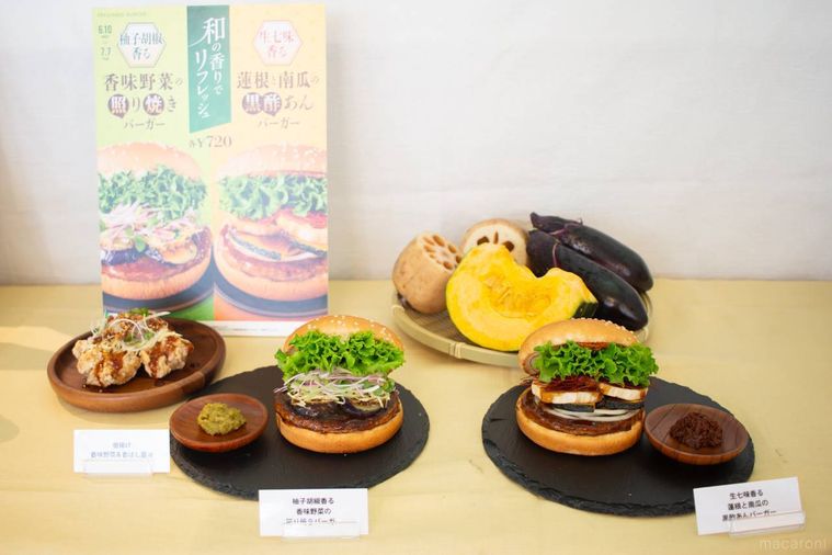 フレッシュネスバーガー香る大人の和バーガーと野菜、ポスターが並んだフォトブース