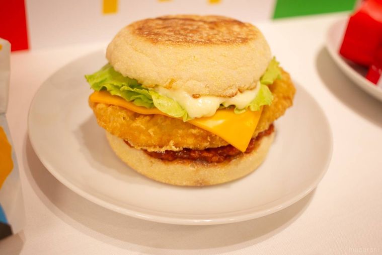 白いお皿にのったマクドナルドメキシカンタコスチーズチキンマフィン
