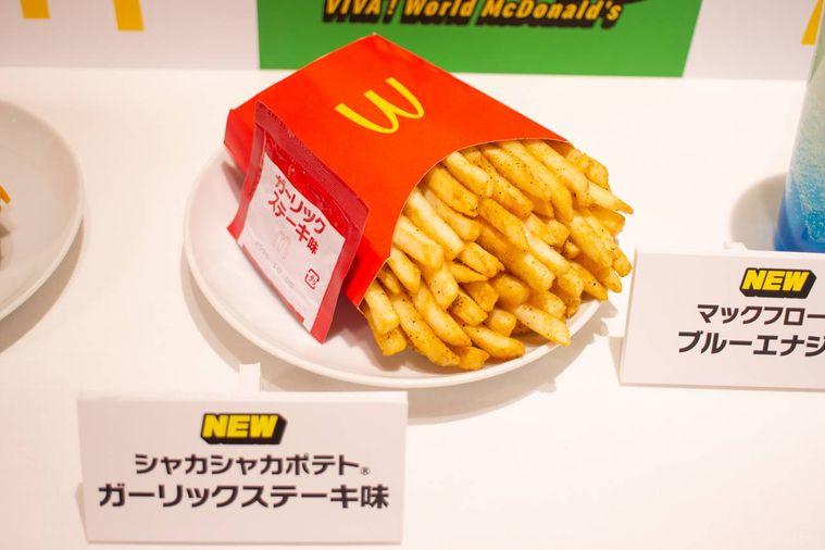 白いお皿にのったマクドナルドシャカシャカポテト ガーリックステーキ味