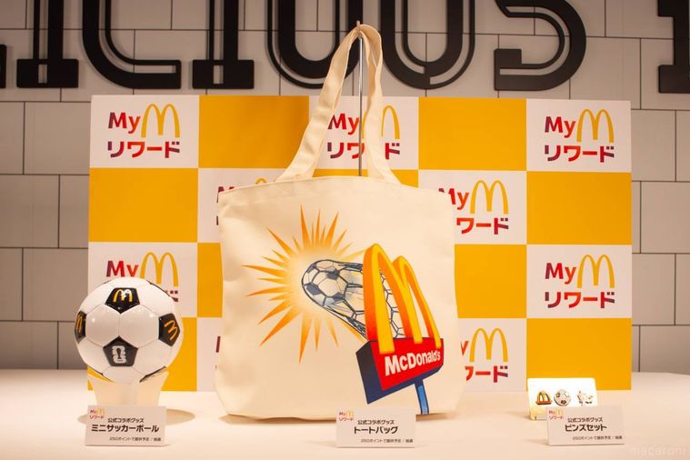 マクドナルドFIFAワールドカップ26公式コラボリワード3種類が並んでいるフォトブース