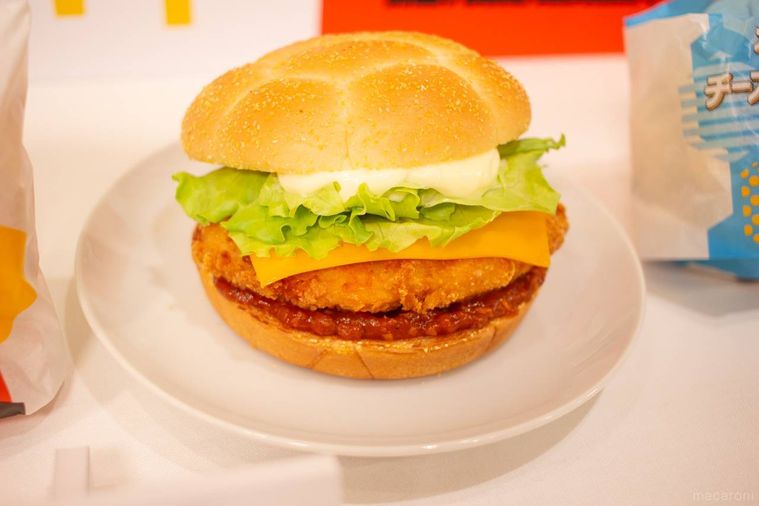 白いお皿にのったマクドナルドメキシカンタコスチーズチキン