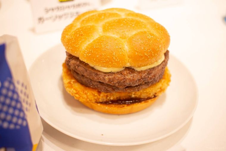 白いお皿にのったマクドナルドザク切りポテト倍肉厚ビーフ コク旨ガーリックペッパー