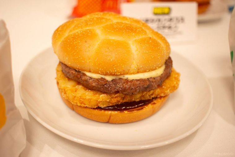 白いお皿にのったマクドナルドザク切りポテト肉厚ビーフ コク旨ガーリックペッパー