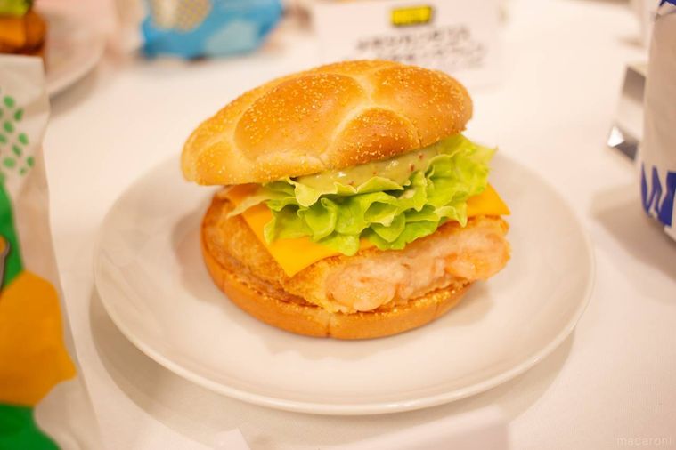 白いお皿にのったマクドナルドアボカドマヨチーズシュリンプ