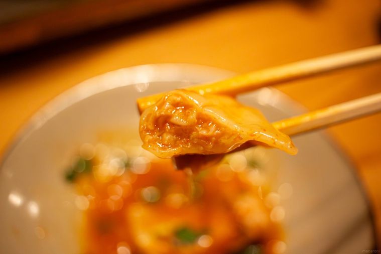 博多もつ鍋やまや博多RED 麻辣もつ炊き餃子の餃子を箸上げしている様子